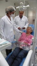 Dentistas da UFF atende idosos de graça